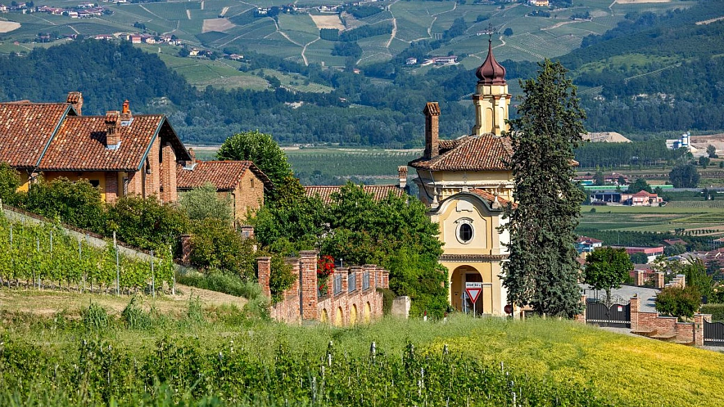 la più bella del piemonte: la piccola perla dove il vino è protagonista assoluto