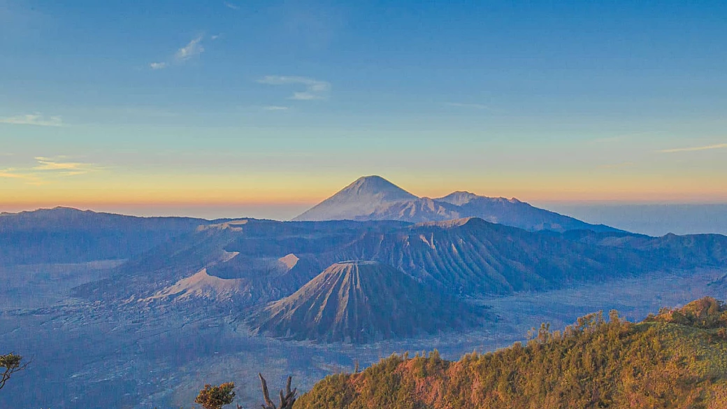 ci vogliono almeno 20 giorni per ammirare questo paese: tra vulcani e spiagge è una meta amata dai turisti di tutto il mondo