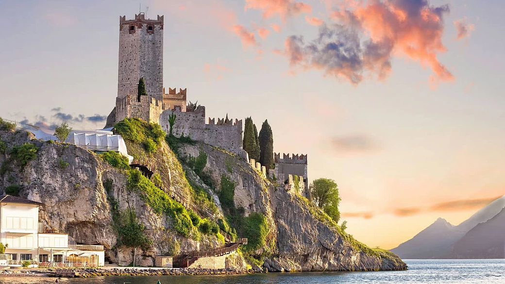 tra la strada più bella del mondo e curve a picco sull'acqua: il weekend in moto definitivo sul lago di garda