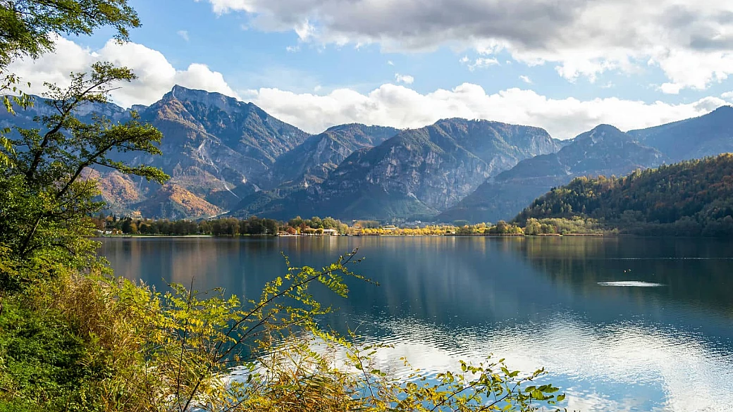 questo lago del trentino somiglia a un piccolo fiordo: qui ti sembrerà come di trovarti in norvegia