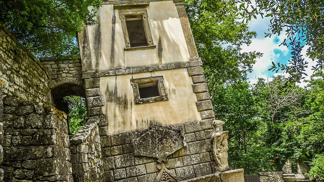 dalle piramidi di terra alle città che non esistono: i 10 luoghi più surreali d’italia che sembrano usciti da un film