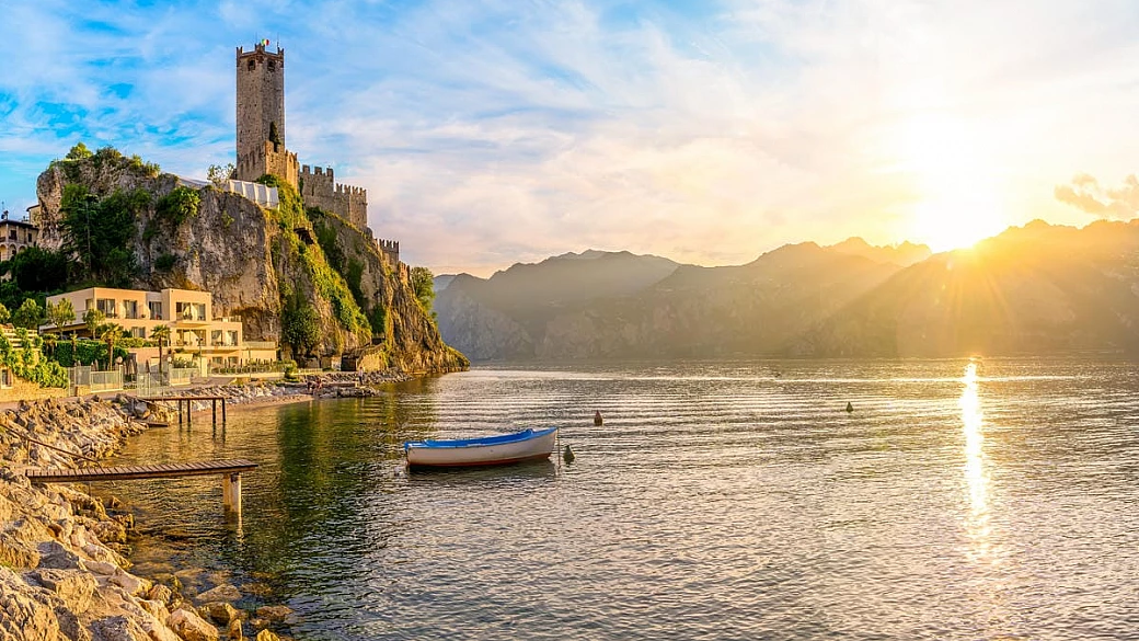 È lungo solo 175 metri ed è un record mondiale: il fiume incredibile che attraversa un intero borgo in pochi passi