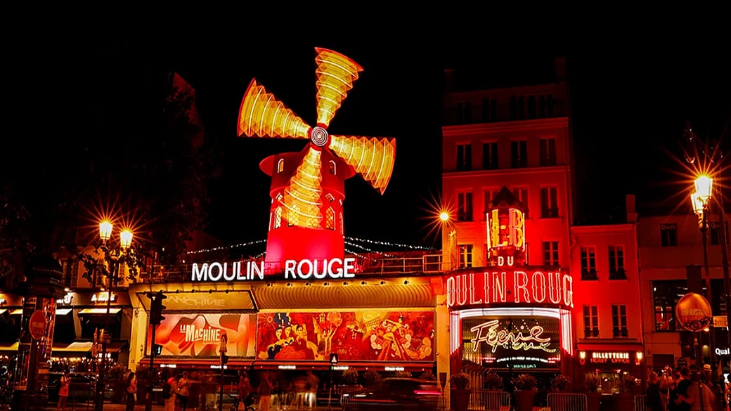 il suo mulino rosso è il simbolo indiscusso di parigi, ma i segreti che nasconde questo locale storico ti lasceranno senza parole