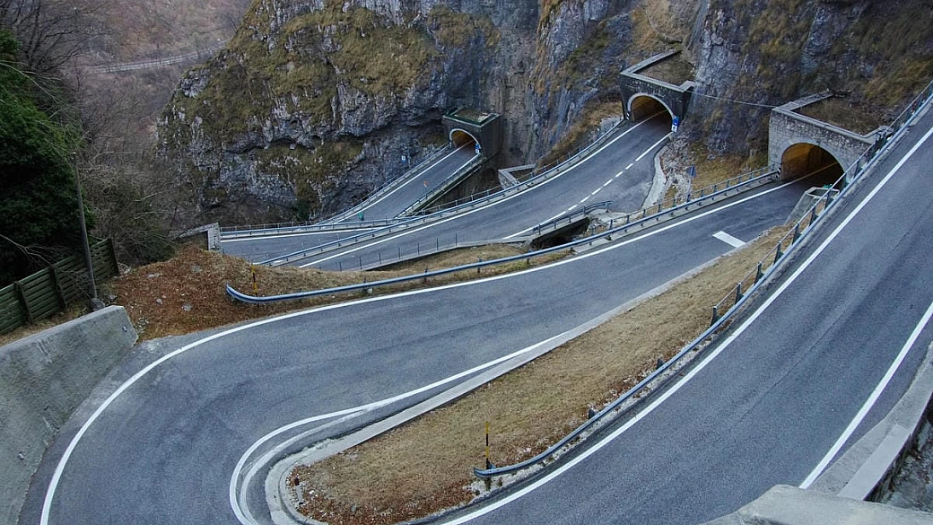 l'hanno costruita in appena 100 giorni: questa strada tra le montagne è un capolavoro di ingegneria unico al mondo