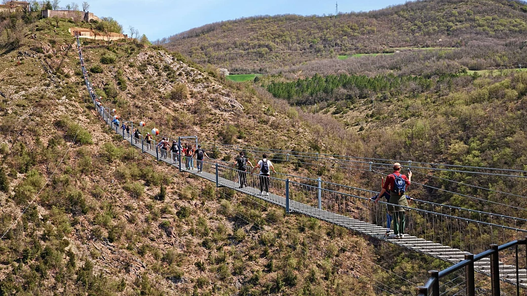 sospesi nel vuoto a 175 metri d'altezza: il cammino di puro brivido sul ponte tibetano più alto d'europa è in italia