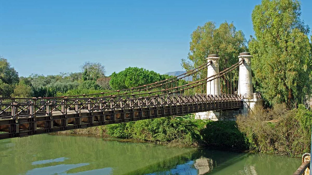 200 anni e non sentirli: il ponte che unisce l'italia è il vero simbolo di questa piccola città di confine