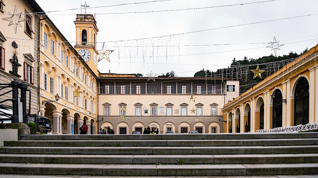 questo antico santuario a picco sul mare lo raggiungi con un percorso così bello da sembrare un sogno