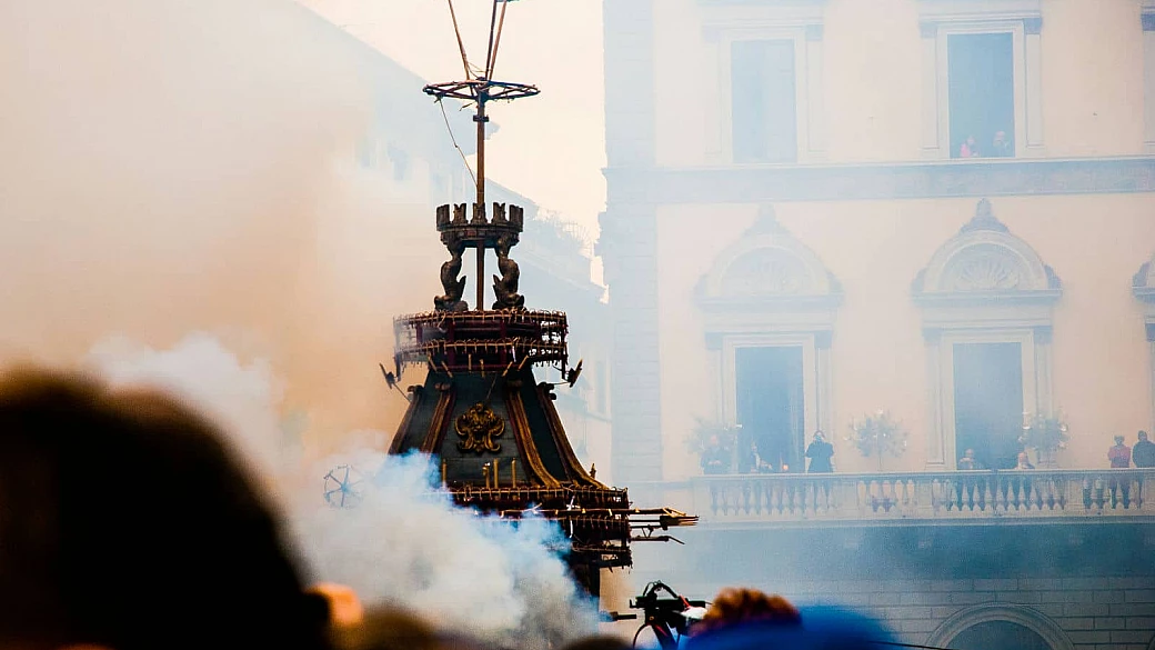 a firenze la pasqua si festeggia col botto: questa celebrazione risale a 350 anni fa e non si è mai fermata