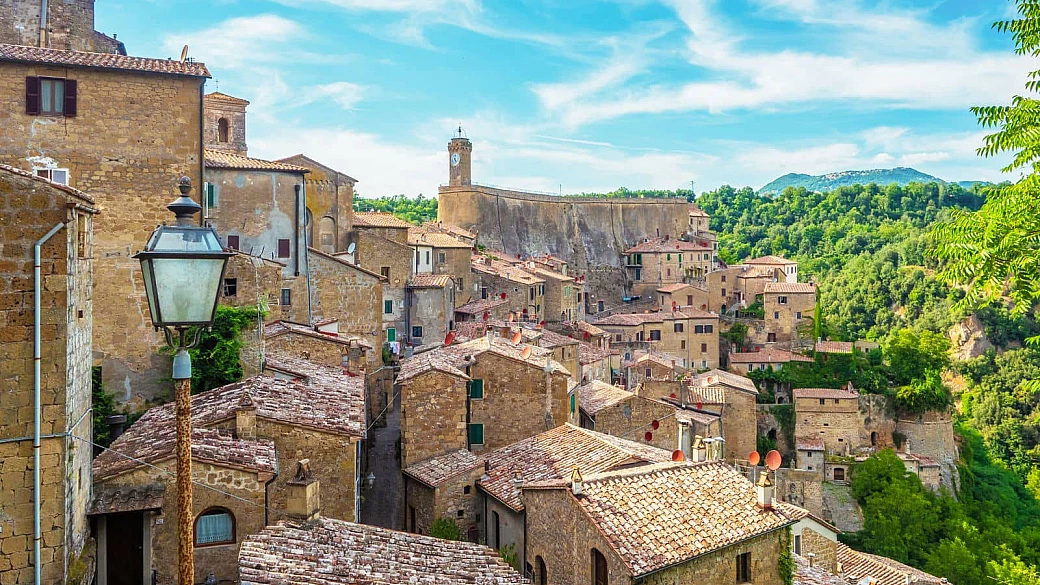 la piccola matera della toscana è l'antico borgo scavato nella roccia che ti conquisterà con i suoi vicoli d'autore