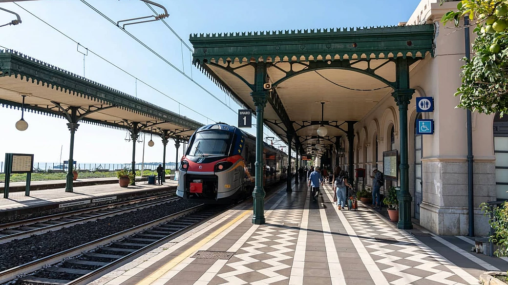 in questa città c'è la stazione più bella d'italia: arrivi in treno e hai uno spettacolo davanti agli occhi