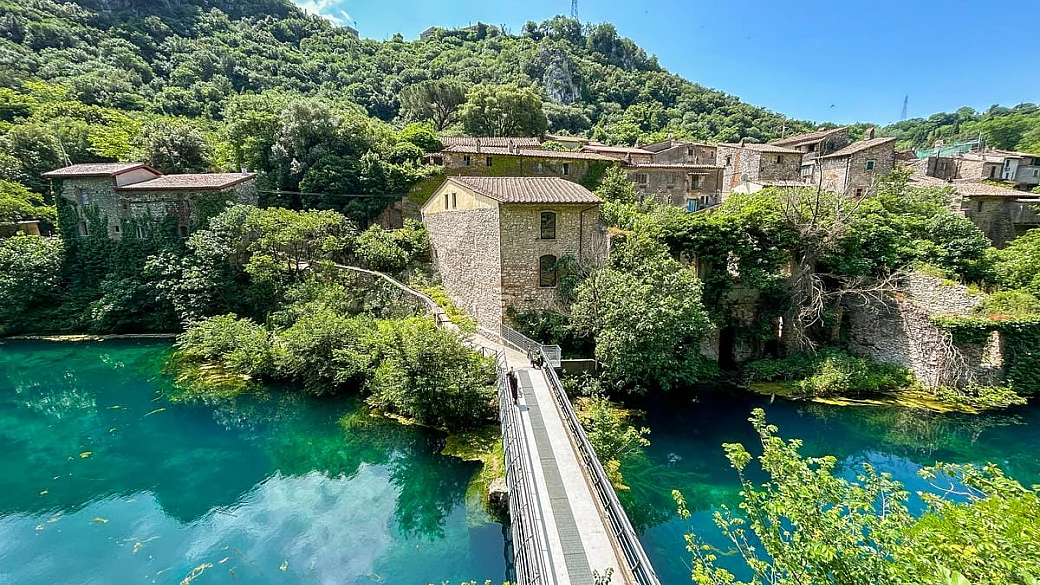 l'acqua è così turchese che sembra di stare ai caraibi, ma è un paesino di 40 anime nel cuore verde d'italia