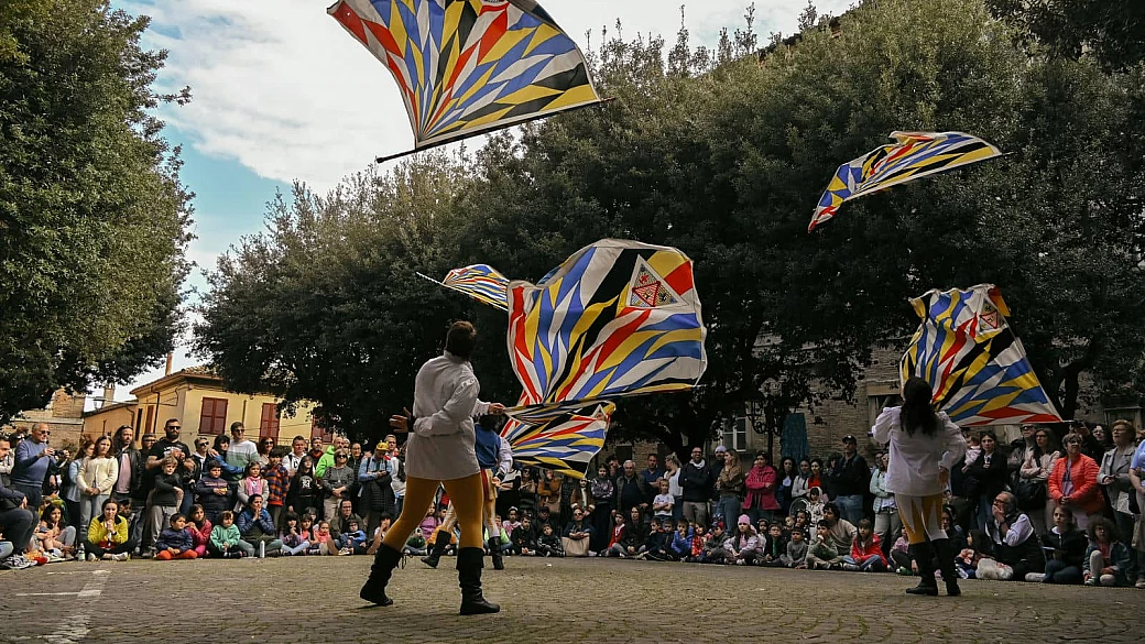 a due passi dall'adriatico: la città matta che celebra l'assurdo con una festa unica (e gratuita)
