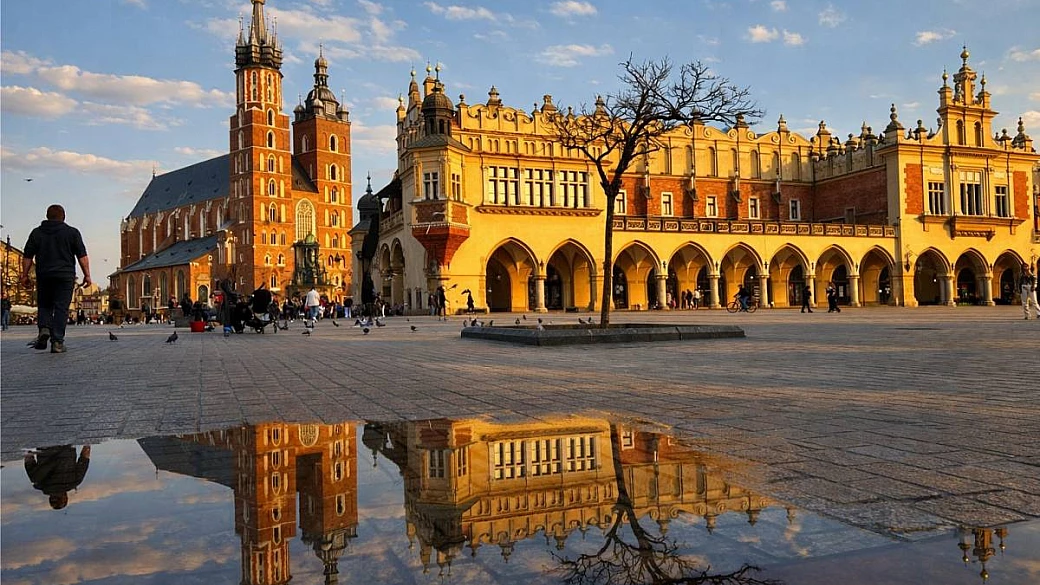 ha una piazza immensa e un drago che sputa fuoco davvero: 3 giorni a cracovia tra leggende e sapori autentici
