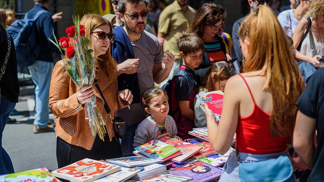 in questa metropoli d'europa la primavera si festeggia regalando una rosa e un libro: la giornata più romantica del 2026