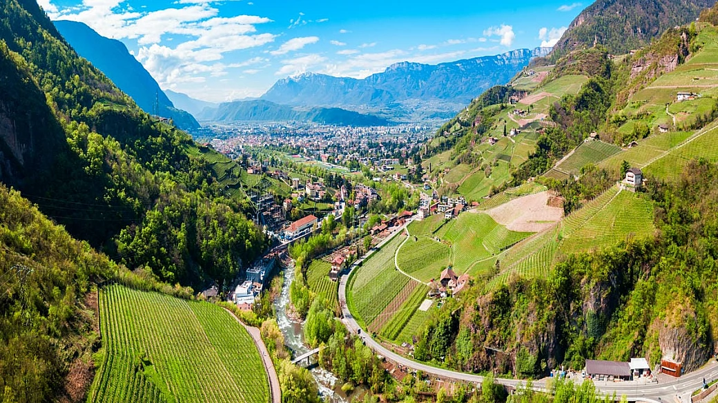 un labirinto d'acciaio nelle viscere della terra: alle porte di bolzano un antico bunker è diventato un luogo da vivere