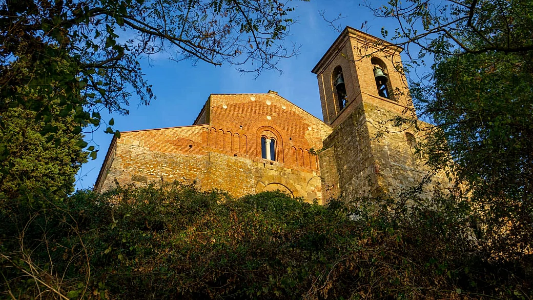più di 1000 anni fa un vescovo inglese venne fino in toscana per ammirarla, e ancora oggi è una delle chiese più belle della regione