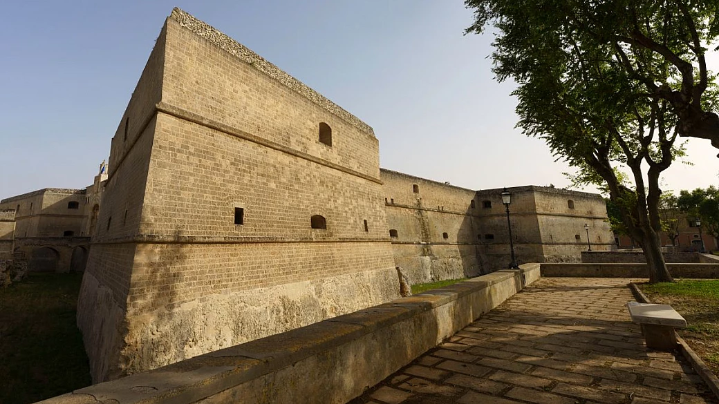 oltre i bastioni di pietra: la storia della nobile famiglia pugliese che ha trasformato un antico castello in sogno