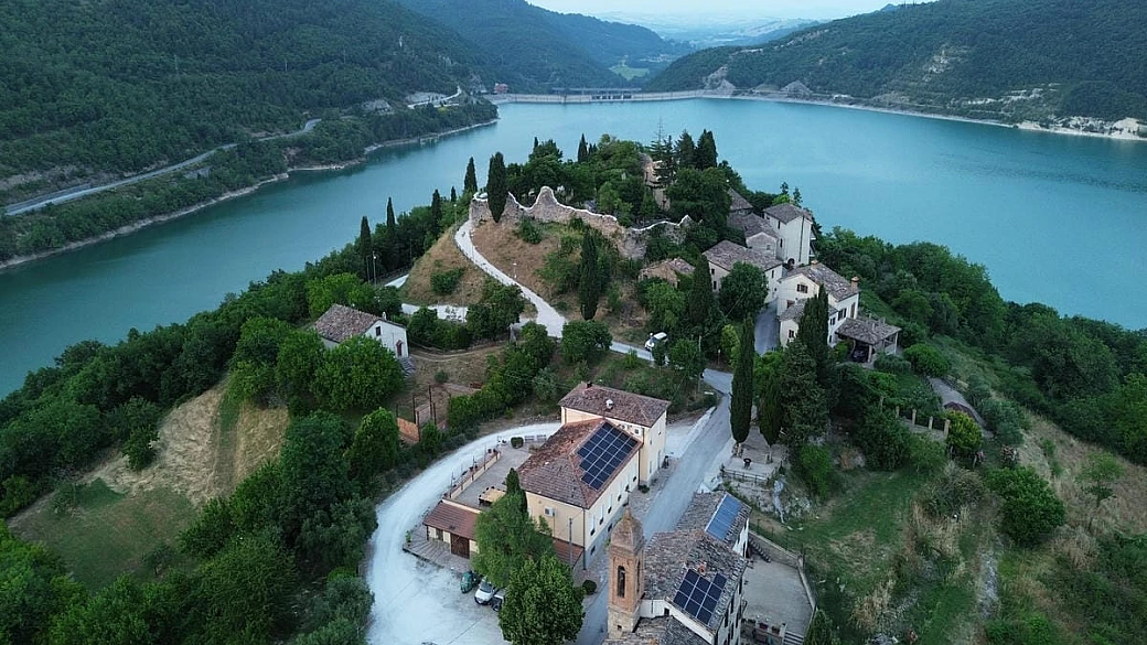 il borgo dei borghi 2026 è una perla del centro italia: il 'balcone delle marche' che lascia senza fiato dal primo sguardo