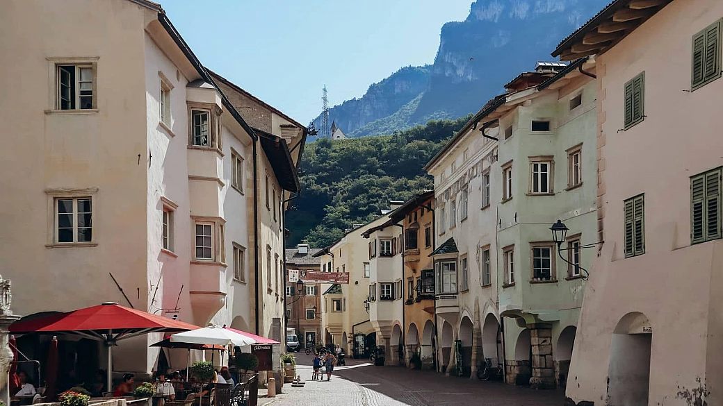 due giorni di vino, cibo e musica: il 18 e 19 aprile a egna neumarkt la prima tappa di borgo divino in tour 2026