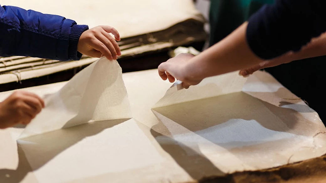 sembra un set medievale ma è nelle marche: l'atelier segreto dove il tempo si è fermato a 1000 anni fa