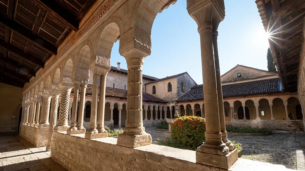 il borgo dell'abbazia misteriosa: tra le colline del veneto per scoprire un gioiello senza tempo