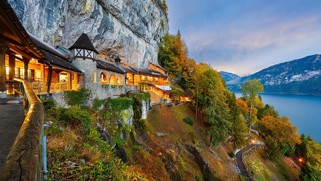 il rifugio dei draghi a picco sul lago: nel cuore della svizzera c'è una delle grotte più belle d'europa