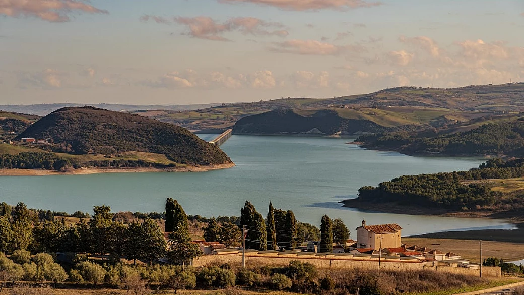 il borgo sospeso sulle acque del lago: è il gioiello medievale con un panorama mozzafiato