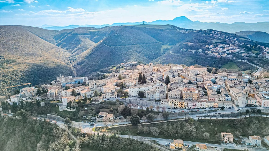 una regione al plurale: il miracolo delle marche tra abbazie rinate e 'giovani ribelli' che sognano bio