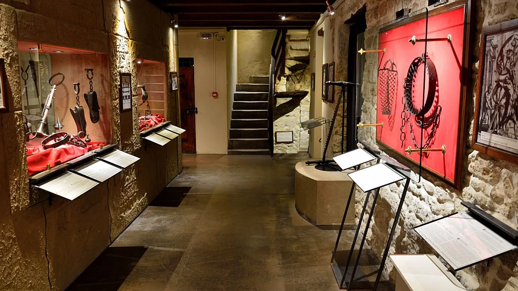 quando la paura è da museo: qui a posto di quadri e statue ci sono dei veri attrezzi del mestiere