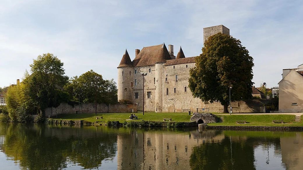 dal castello-museo al mare di sabbia: una passeggiata a nemours, perla della senna a un'ora da parigi