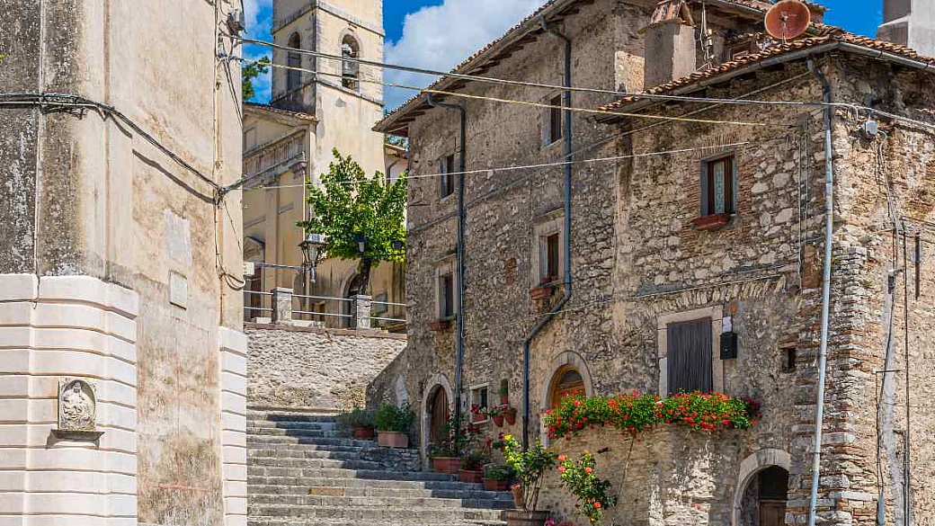 il romantico borgo alle porte di roma dove trascorrere una giornata nei vicoli che abbracciano