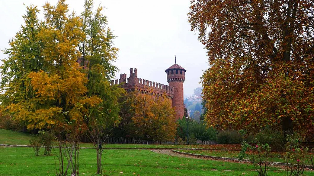 hai mai passeggiato in un borgo del '400 che in realtà è un'illusione? il segreto del parco più amato di torino