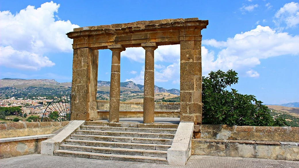 sembra il marocco, ma siamo in sicilia: qui si prepara il dolce col nome più strano che esiste