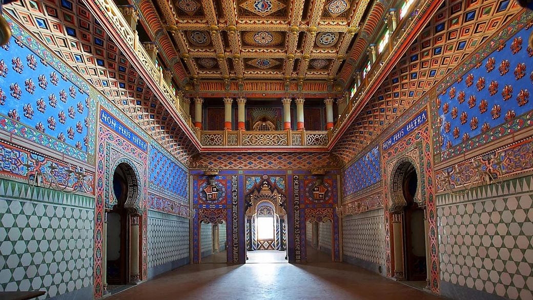 sembra l'andalusia o l'oriente ma siamo in toscana: il palazzo dai mille colori che nasconde un labirinto di arcobaleni