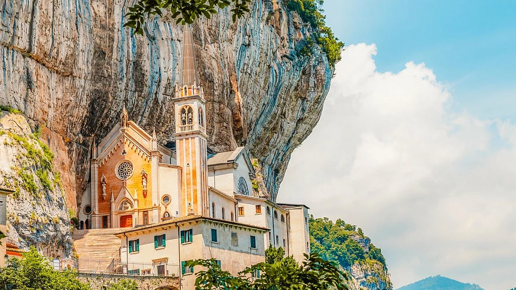 la chiesa sospesa nel vuoto scolpita nella roccia: il rifugio spirituale più incredibile del nord italia