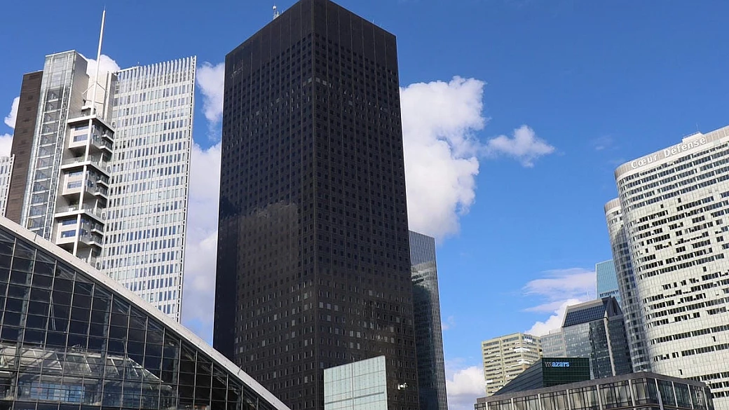 un enorme obelisco nero nel cuore della città delle luci: questo grattacielo di parigi ha una storia che lo lega all'italia
