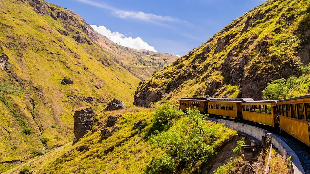 a 2.000 metri d'altezza c'è una ferrovia che sfida la gravità: il segreto del percorso più folle del sud america