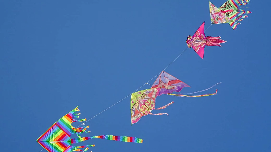 a fano (marche) il cielo del lido si colora con la seconda edizione di un mare di aquiloni