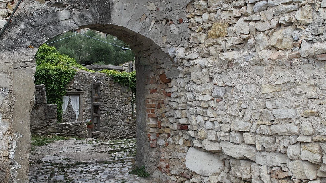 la meraviglia del silenzio: vicino al lago di garda c'è un borgo abbandonato unico in italia