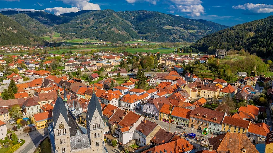 in austria c'è una città che non vuole invecchiare (e dove stanno costruendo un castello senza elettricità)