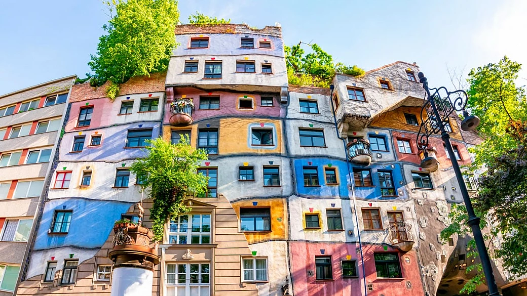 contro la dittatura della linea retta: perché la casa più pazza di vienna è un manifesto di libertà
