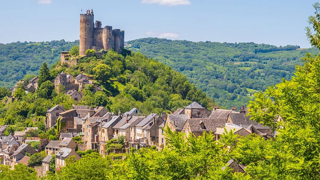 questo paesino della francia sembra uscito da un videogioco: non hai mai visto dei paesaggi così