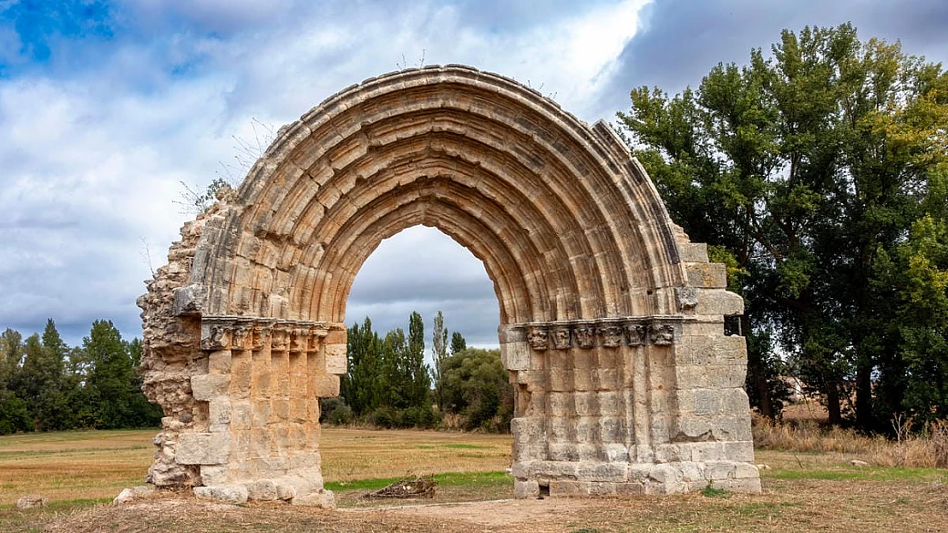 un arco di pietra in mezzo al nulla: questo reperto è il più misterioso che potrai scoprire nel paese