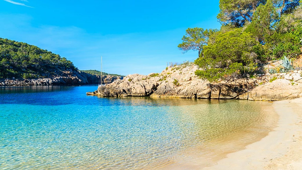 oltre le sue discoteche svela dei veri tesori nascosti: questa spiaggia è la più selvaggia di tutta l'isola