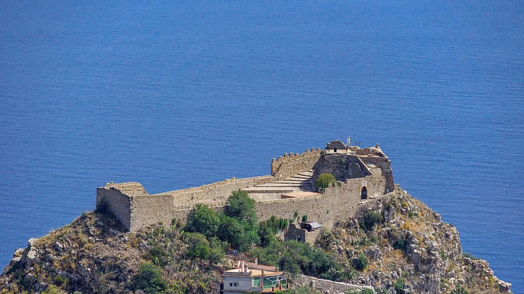domina dall'alto la costa più bella d'italia, ma per 30 anni questo castello è stato impossibile da visitare