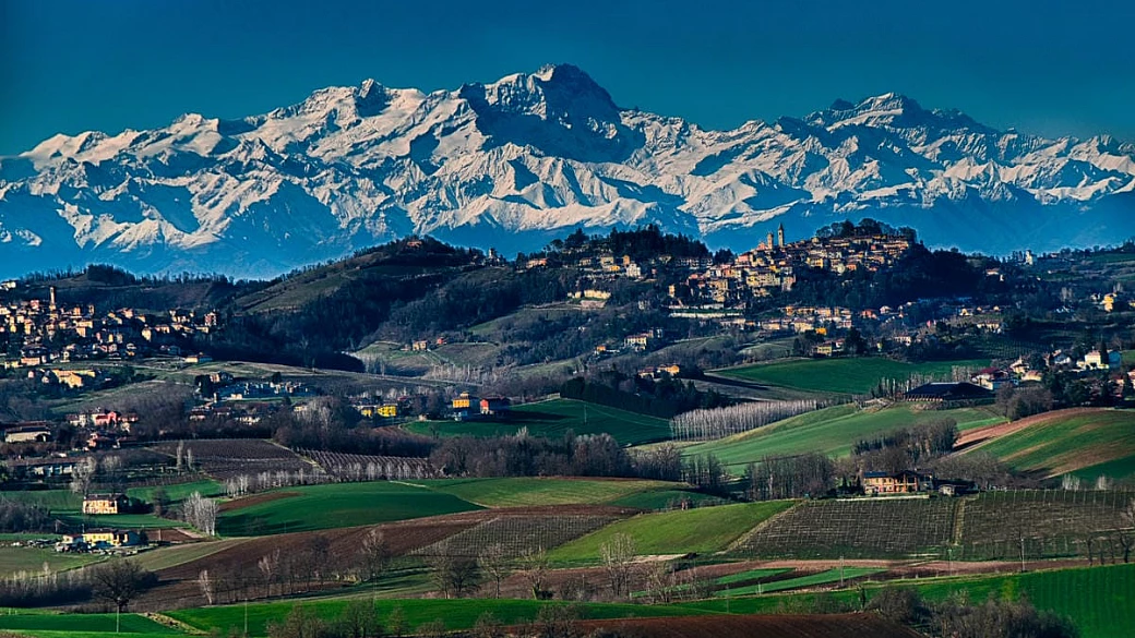 sotto le colline del monferrato si nascondono delle cantine segrete in cui nascono i migliori vini d'italia