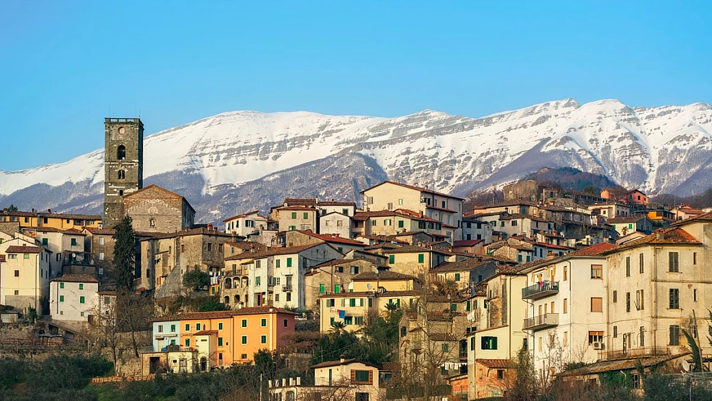 il borgo-monumento che domina dall'alto la garfagnana: qui le nuvole incorniciano secoli di storia