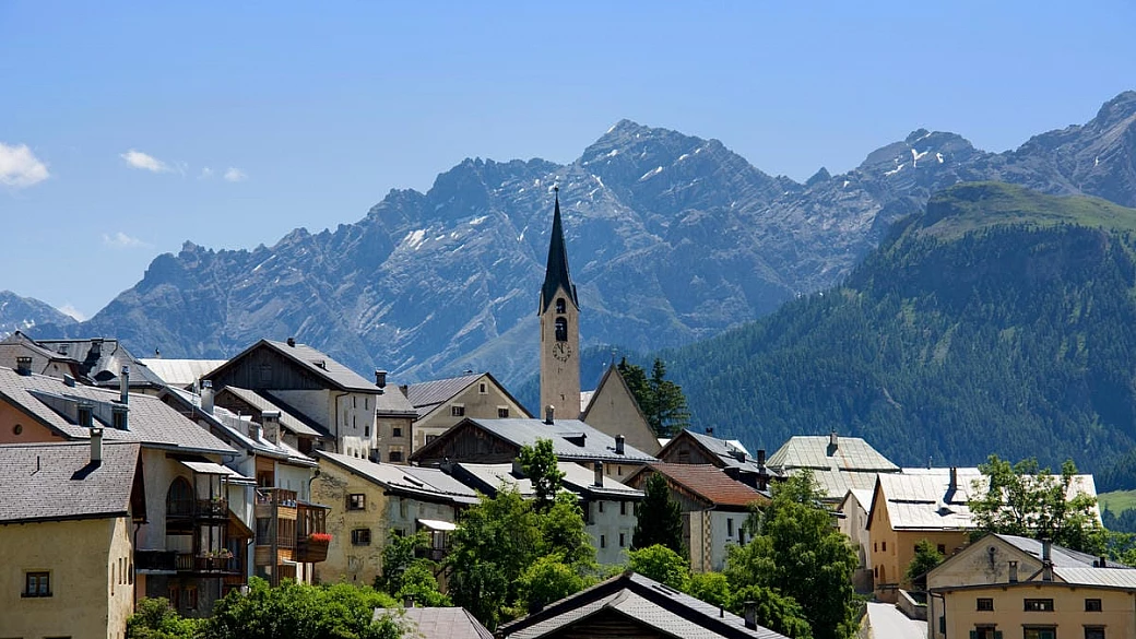 È il borgo che guarda dall'alto le montagne della svizzera: qui natura e arte danno spettacolo