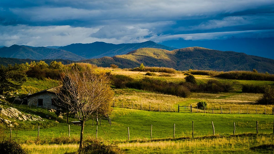 un antico alpeggio è il posto perfetto per le tue passeggiate in primavera: qui la toscana sembra quasi la svizzera