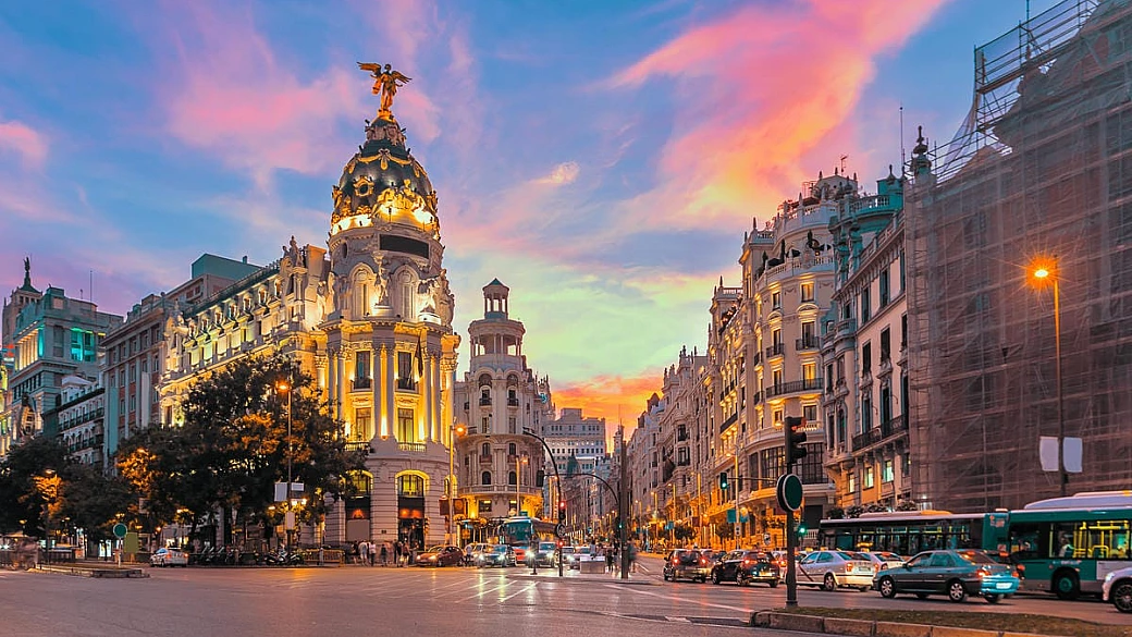 cosa ci fa un carciofo gigante al centro di madrid? È il simbolo del parco più bello in città